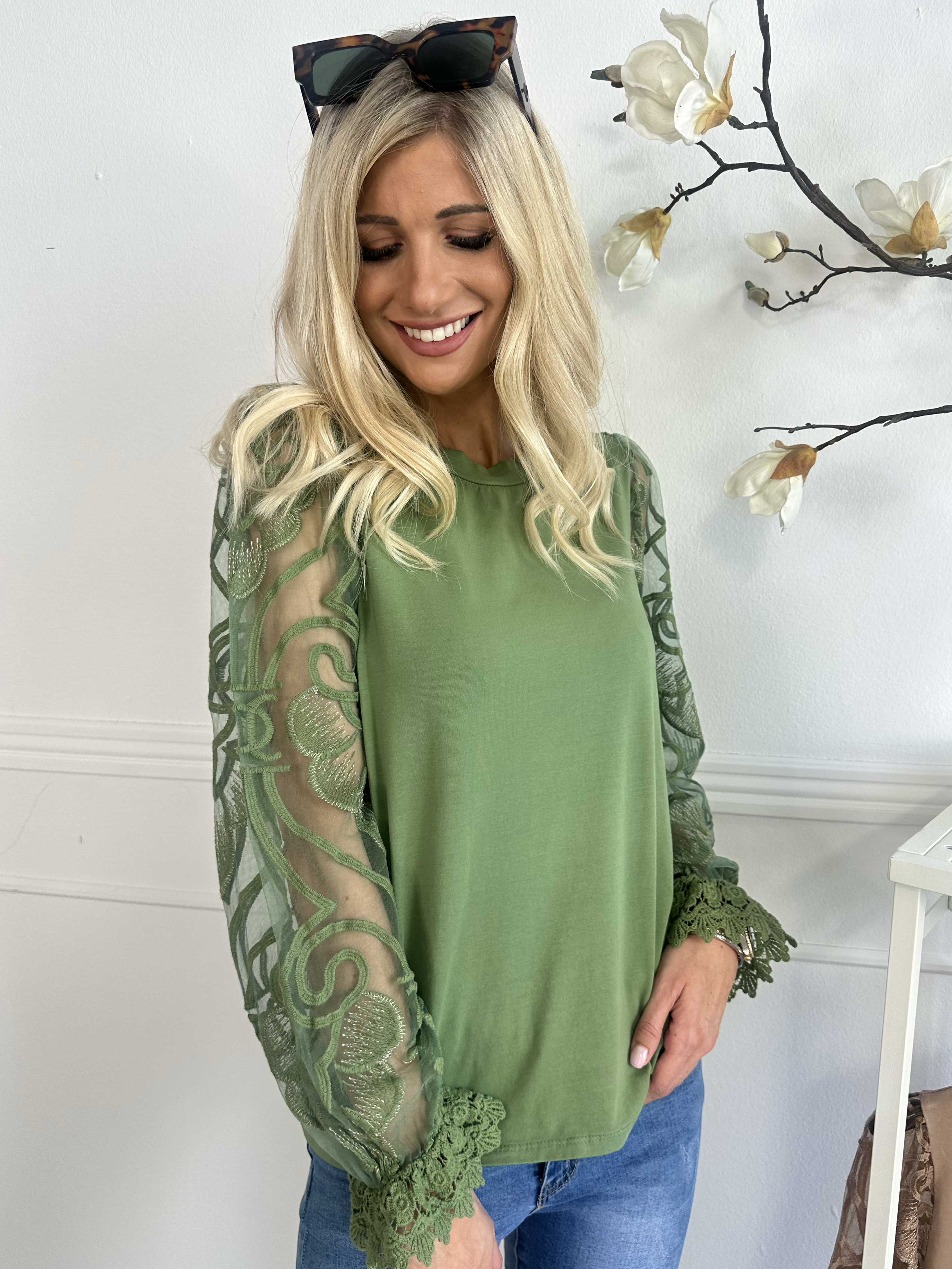 Nadine L/S - Söt blus med spetsärmar